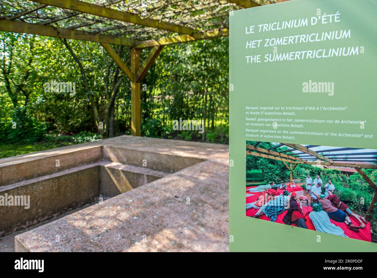 Ricostruito gallo-romano aperto triclinio estivo all'aperto Archeosite e Museo di Aubechies-Beloeil, Hainaut, Belgio Foto Stock