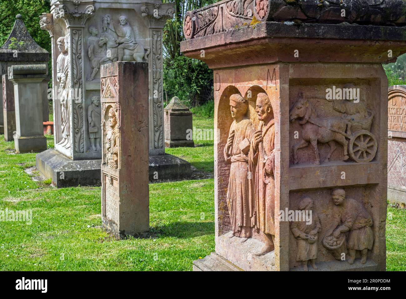 Colonne funebri ricostruite e stele nella necropoli gallo-romana all'aperto Archeosite e Museo di Aubechies-Beloeil, Hainaut, Belgio Foto Stock