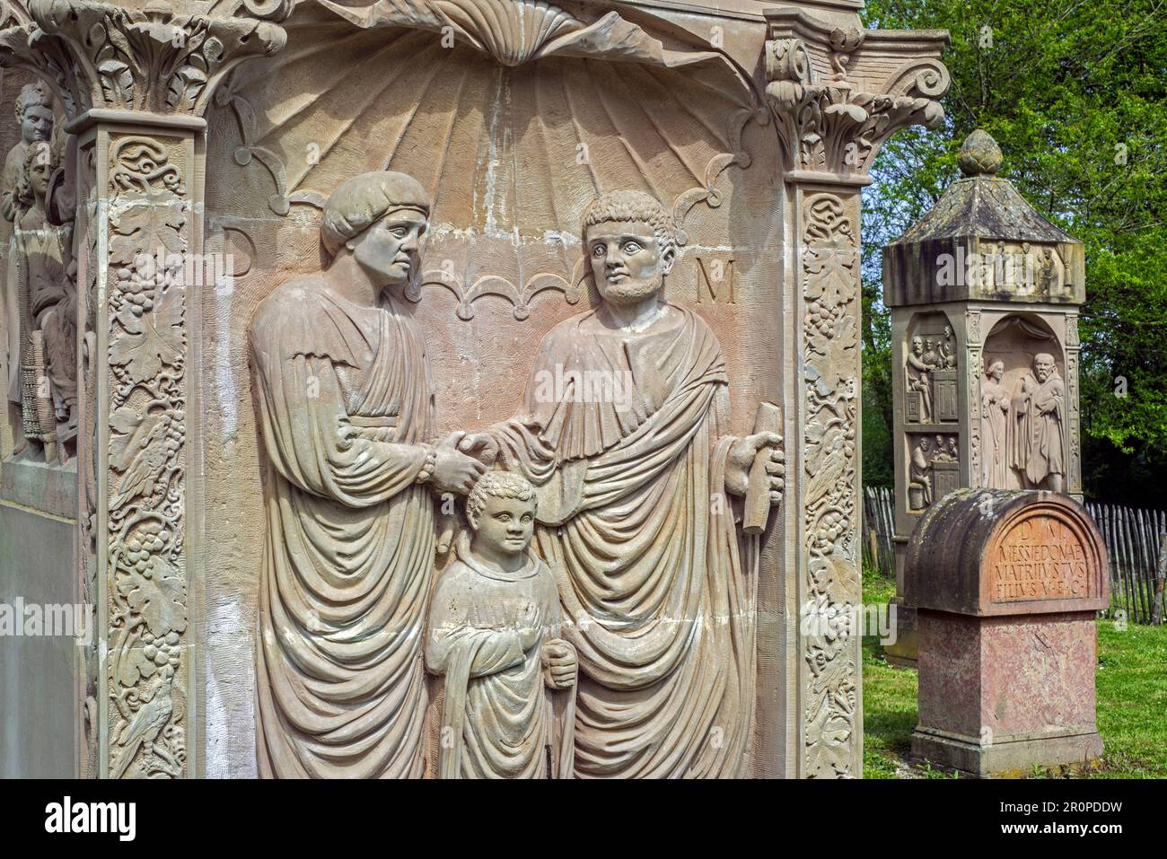 Colonne funebri ricostruite e stele nella necropoli gallo-romana all'aperto Archeosite e Museo di Aubechies-Beloeil, Hainaut, Belgio Foto Stock