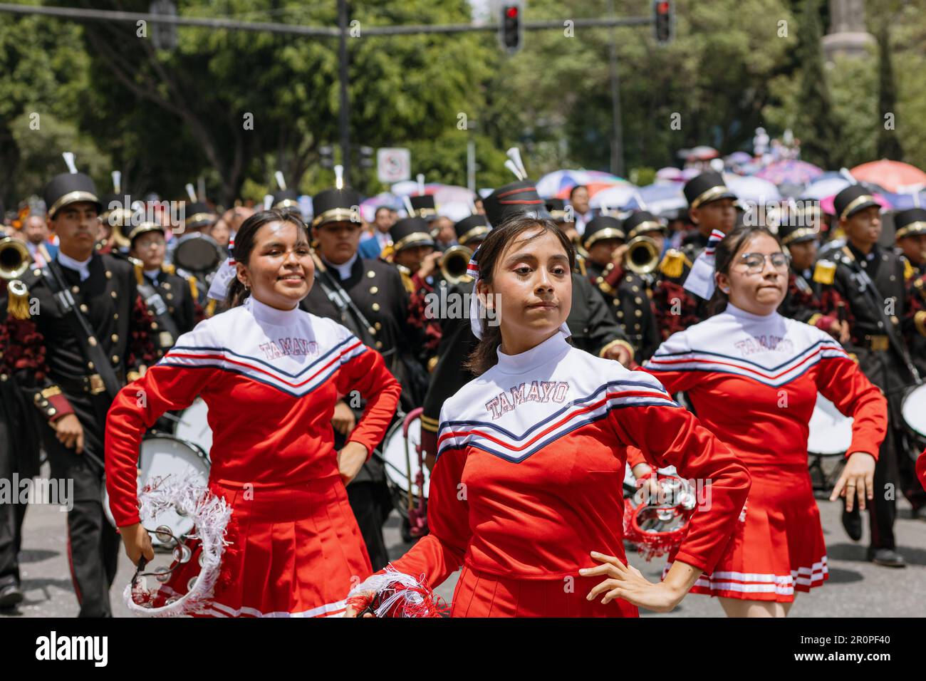 Gli studenti marciano nella parata civica in occasione dell'anniversario della battaglia del 5 maggio nello stato di Puebla Foto Stock