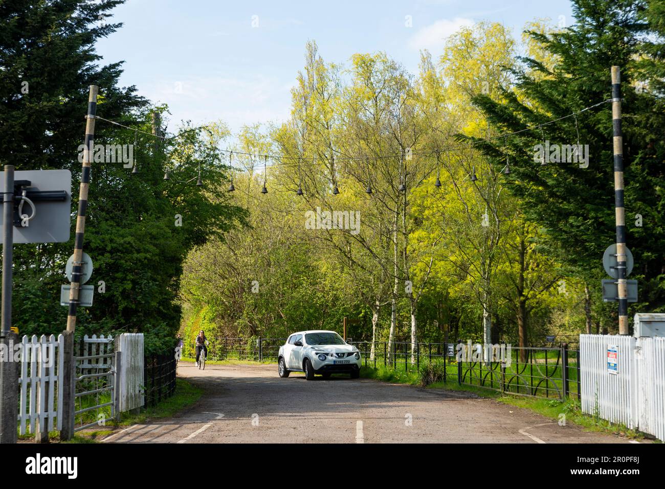 Vecchie campane di avvertimento in disuso sopra la Church Lane Crossing sulla linea ferroviaria Greater Anglia a Liverpool Street a Margaretting, Essex, Regno Unito Foto Stock