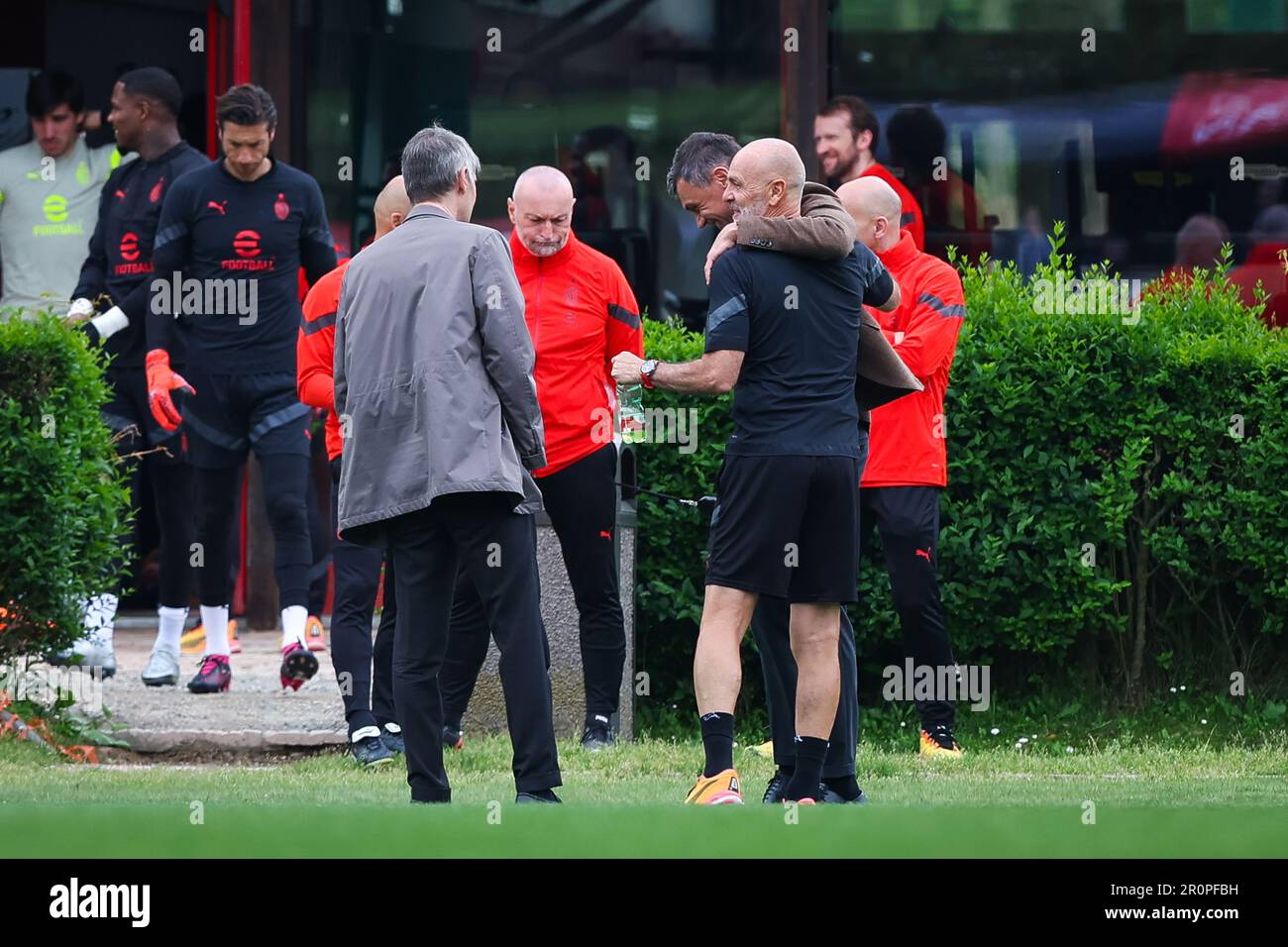 Milano, Italia. 09th maggio, 2023. Paolo Maldini Direttore Area tecnica dell'AC Milan (C) abbraccia Stefano Pioli Capo allenatore dell'AC Milan (R) durante la sessione di allenamento dell'AC Milan presso il Milanello Sports Center, in vista della semifinale della UEFA Champions League contro il FC Internazionale allo Stadio San Siro di Milano. Credit: SOPA Images Limited/Alamy Live News Foto Stock