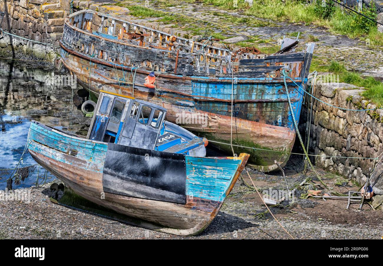 Marciume decadenti barche da pesca in legno lungo il vecchio Quay, Newlyn, Penzance, Cornovaglia, Inghilterra, REGNO UNITO. Foto Stock