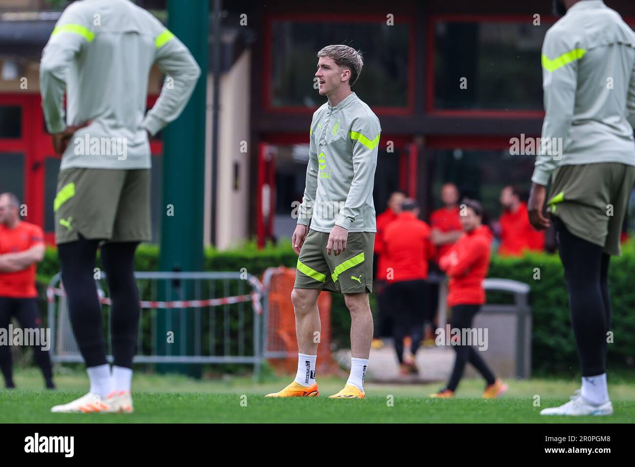 Milano, Italia. 09th maggio, 2023. Alexis Saelemaekers dell'AC Milan si scalda durante la sessione di allenamento dell'AC Milan al Milanello Sports Center in vista della semifinale UEFA Champions League contro il FC Internazionale allo Stadio San Siro di Milano. (Foto di Fabrizio Carabelli/SOPA Images/Sipa USA) Credit: Sipa USA/Alamy Live News Foto Stock