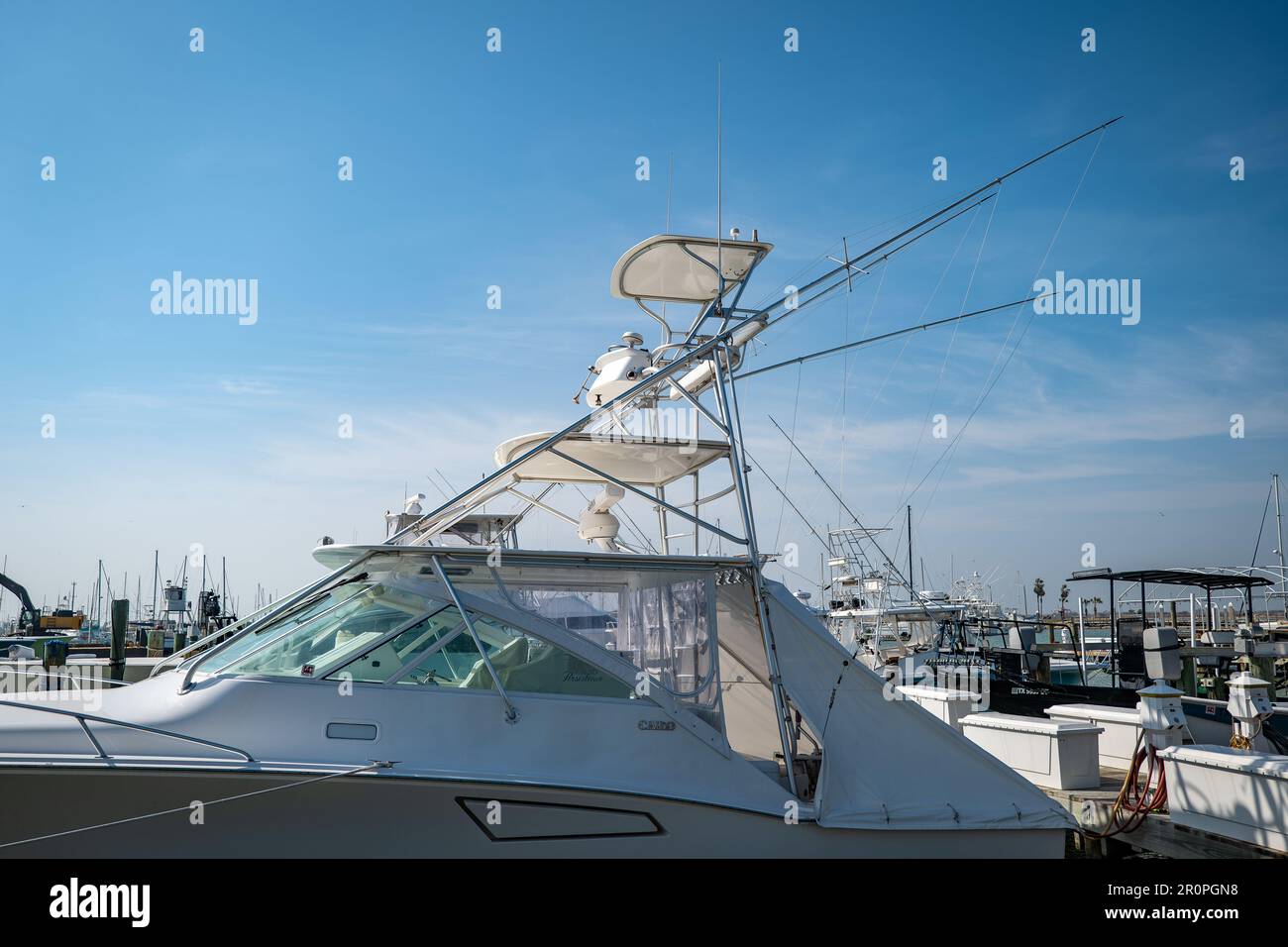 PORT ARANSAS, TX - 22 FEB 2023: La Tuna Tower sulla cima di uno yacht da pesca sportiva nel porto turistico, con per la maggior parte sfondo cielo blu. Foto Stock