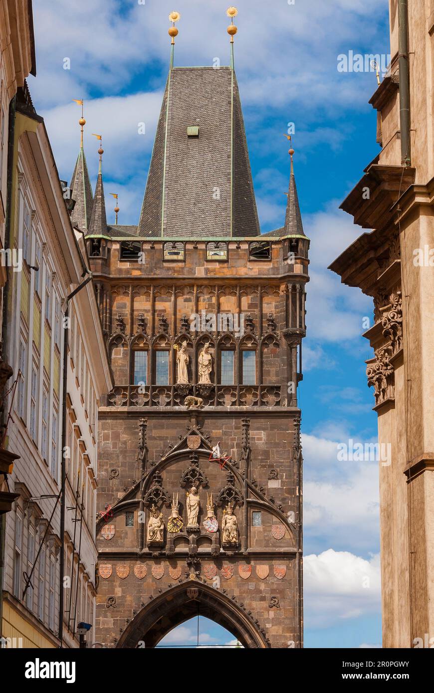 Torre medievale del Ponte della Città Vecchia, vista da via Karlova nel centro storico di Praga Foto Stock