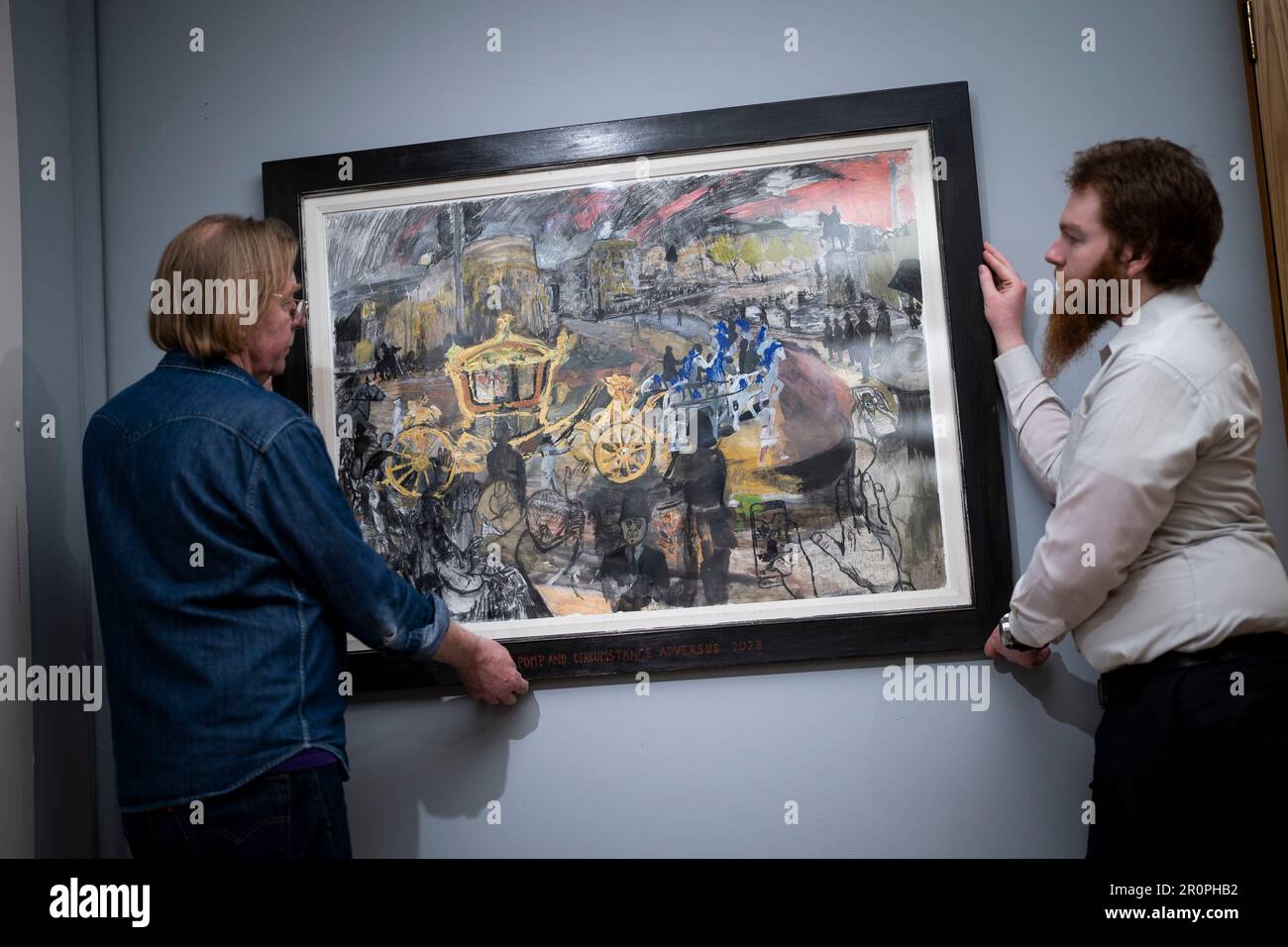 Ritrasmettendo il nome degli artisti correttori da Llewelyn a Llywelyn 'pompa e circostanza Adversus' dell'artista contemporaneo britannico, Dan Llywelyn Hall è installato nella Guildhall Art Gallery di Londra. L'illustrazione mostra che il Gold state Coach è tirato da cavalli grigi Windsor rivestiti in blu, mentre i telefoni sono tenuti in mano per scattare fotografie e video dello spettacolo che si muove oltre. Il sig. Llywelyn Hall è stato posizionato a Trafalgar Square fuori dalla National Gallery il sabato, lavorando per tutto il giorno per catturare scene della processione da Buckingham Palace all'Abbazia di Westminster. Data foto: Martedì Foto Stock