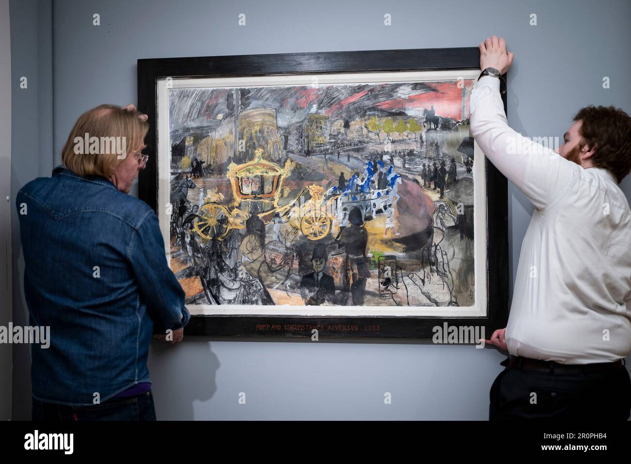 Ritrasmettendo il nome degli artisti correttori da Llewelyn a Llywelyn 'pompa e circostanza Adversus' dell'artista contemporaneo britannico, Dan Llywelyn Hall è installato nella Guildhall Art Gallery di Londra. L'illustrazione mostra che il Gold state Coach è tirato da cavalli grigi Windsor rivestiti in blu, mentre i telefoni sono tenuti in mano per scattare fotografie e video dello spettacolo che si muove oltre. Il sig. Llywelyn Hall è stato posizionato a Trafalgar Square fuori dalla National Gallery il sabato, lavorando per tutto il giorno per catturare scene della processione da Buckingham Palace all'Abbazia di Westminster. Data foto: Martedì Foto Stock