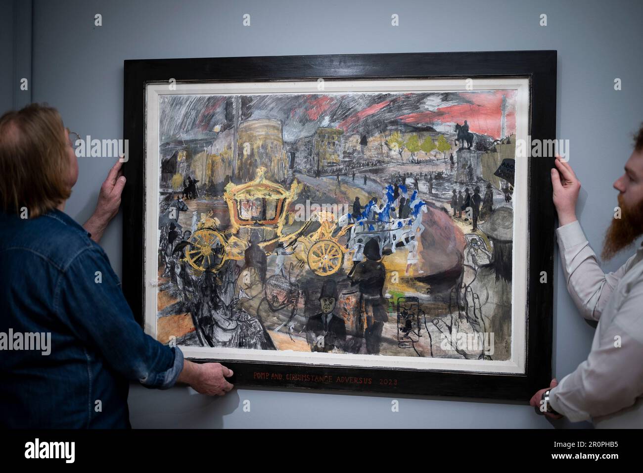 Ritrasmettendo il nome degli artisti correttori da Llewelyn a Llywelyn 'pompa e circostanza Adversus' dell'artista contemporaneo britannico, Dan Llywelyn Hall è installato nella Guildhall Art Gallery di Londra. L'illustrazione mostra che il Gold state Coach è tirato da cavalli grigi Windsor rivestiti in blu, mentre i telefoni sono tenuti in mano per scattare fotografie e video dello spettacolo che si muove oltre. Il sig. Llywelyn Hall è stato posizionato a Trafalgar Square fuori dalla National Gallery il sabato, lavorando per tutto il giorno per catturare scene della processione da Buckingham Palace all'Abbazia di Westminster. Data foto: Martedì Foto Stock