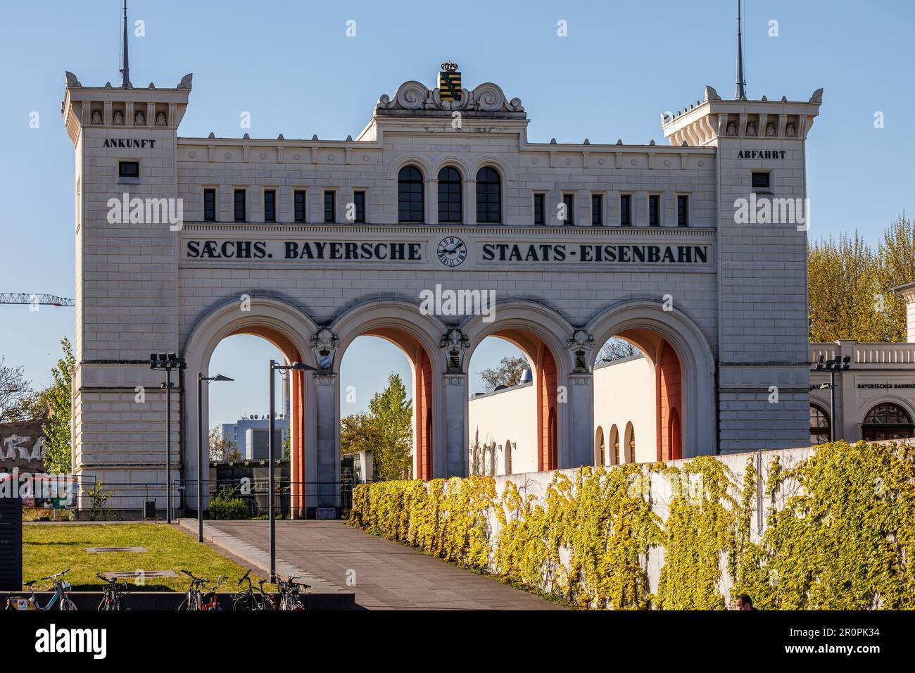 Lipsia, Sassonia, Germania, 05-09-2023 la stazione bavarese di Lipsia, con la sua splendida architettura e la ricca storia ferroviaria, è un mezzo vitale Foto Stock