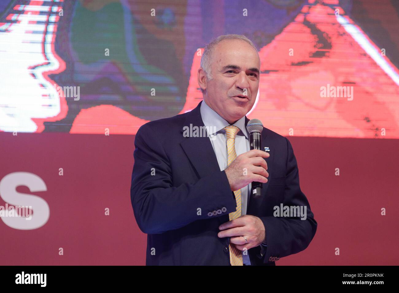 Bucarest, Romania - 5 maggio 2023: L'ex campione del mondo di scacchi Garry Kasparov tiene il suo discorso durante la cerimonia di apertura del Grand Chess Tour Foto Stock