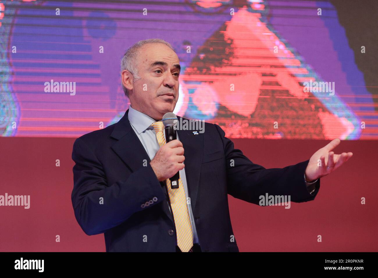 Bucarest, Romania - 5 maggio 2023: L'ex campione del mondo di scacchi Garry Kasparov tiene il suo discorso durante la cerimonia di apertura del Grand Chess Tour Foto Stock