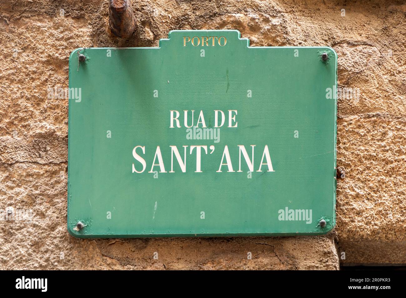 Via rua de sant Ana - Engl - strada di Santa Anna su vecchie piastrelle tradizionali a Porto Foto Stock