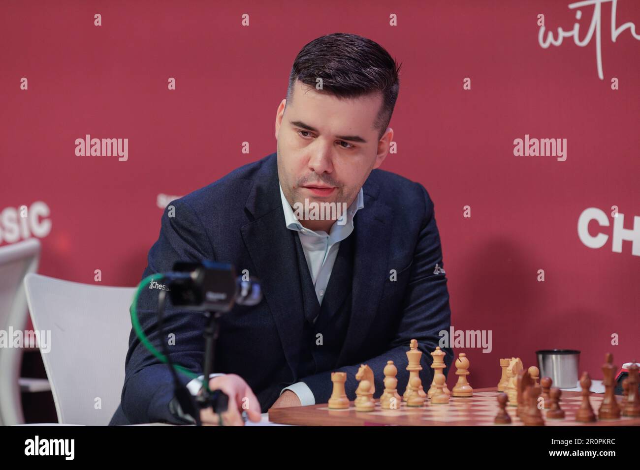Bucarest, Romania - 5 maggio 2023: Ian Nepomniachtchi vs Ding Liren (non raffigurato), al Grand Chess Tour 2023 - Superbet Chess Classic. Foto Stock