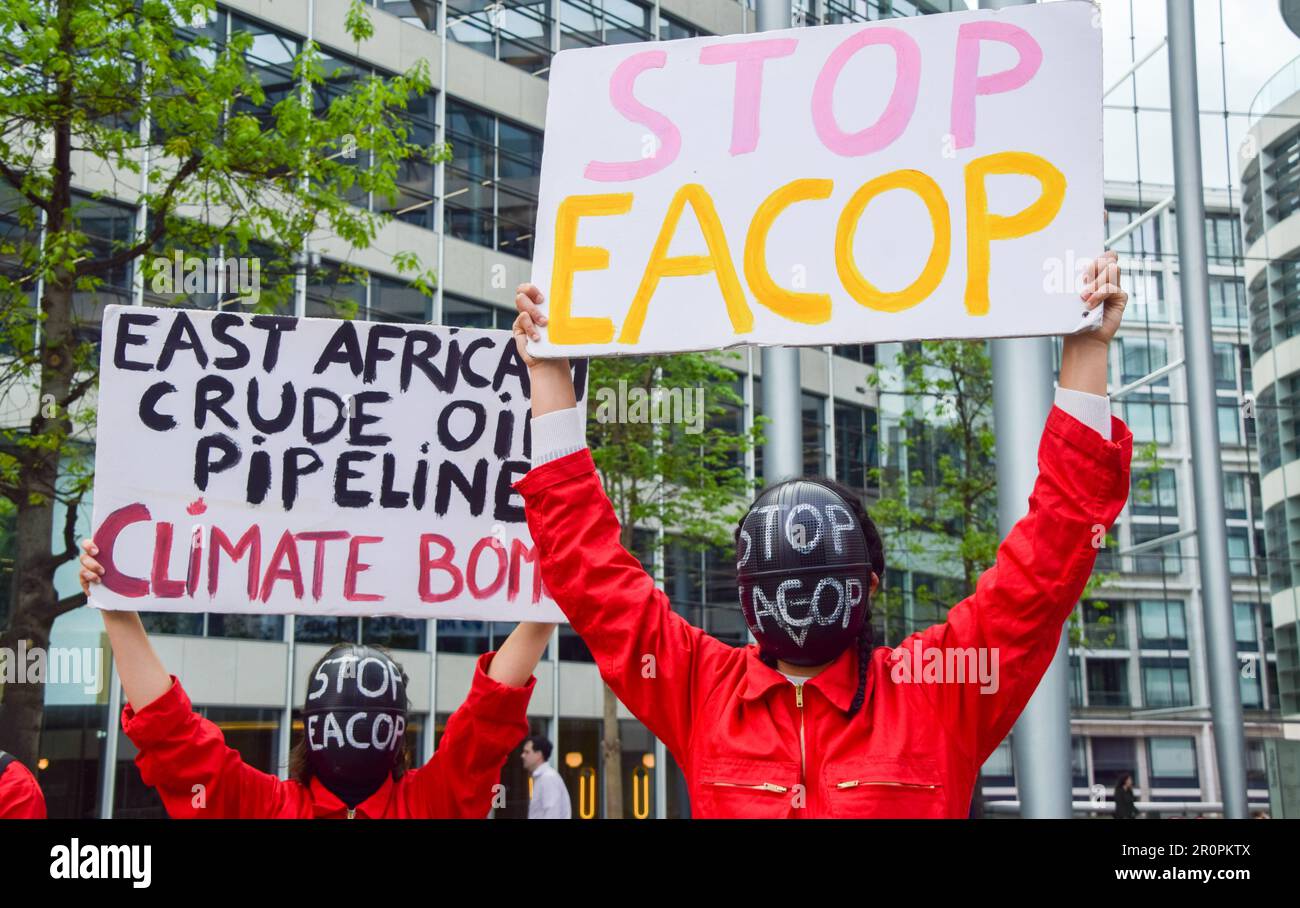 Londra, Regno Unito. 09th maggio, 2023. Durante la dimostrazione, gli attivisti che indossano le maschere "Stop EACOP" sono in possesso di cartelli anti-EACOP. Gli attivisti si sono riuniti al di fuori degli uffici della Marsh Insurance nella City of London, chiedendo alla società di abbandonare il proprio ruolo assicurativo per il progetto EACOP (East African greggio Pipeline). Credit: SOPA Images Limited/Alamy Live News Foto Stock