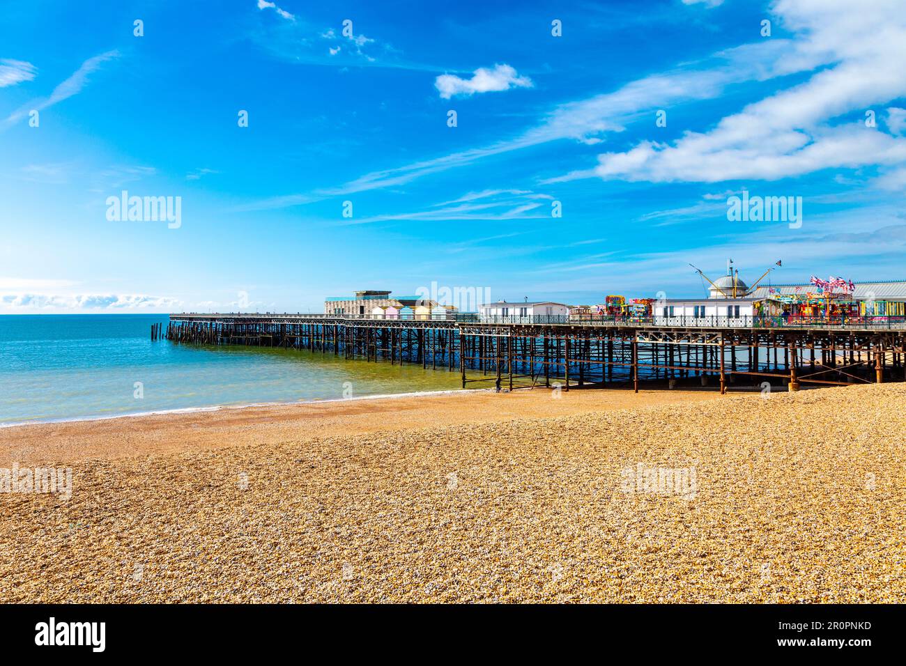Vista del molo di Hasting e della spiaggia di Hastings, Hastings, Inghilterra, Regno Unito Foto Stock