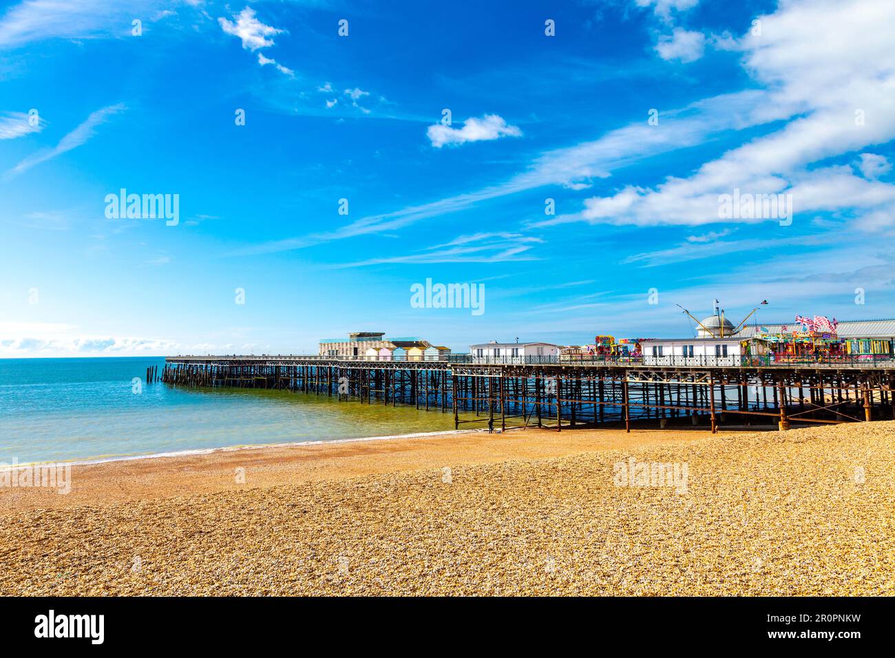 Vista del molo di Hasting e della spiaggia di Hastings, Hastings, Inghilterra, Regno Unito Foto Stock