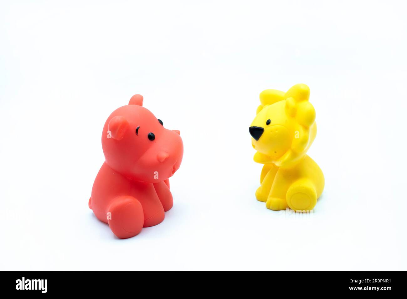 due piccoli animali giocattolo che si guardano, isolati su sfondo bianco, concetto, conversazione Foto Stock