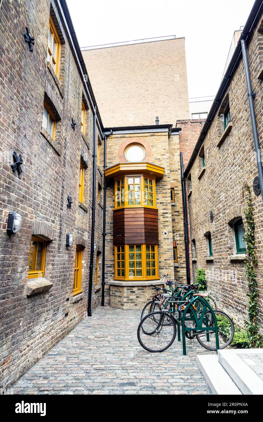 Cortile di conversione vittoriana del Gilbert & George Centre a Spitalfields vicino a Brick Lane, Londra, Inghilterra, Regno Unito Foto Stock