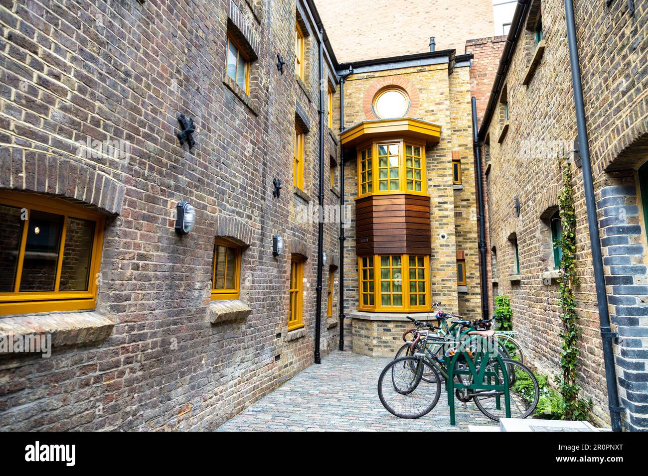 Cortile di conversione vittoriana del Gilbert & George Centre a Spitalfields vicino a Brick Lane, Londra, Inghilterra, Regno Unito Foto Stock
