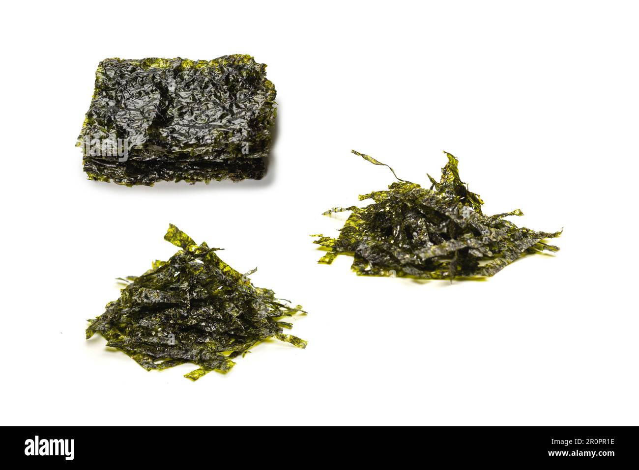 Saporite alghe nori isolate su sfondo bianco. Foto Stock