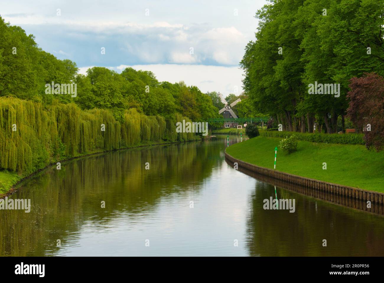 Vista dal 'hubbrücke' Meppen sul canale fino al Höltingsmühle Foto Stock