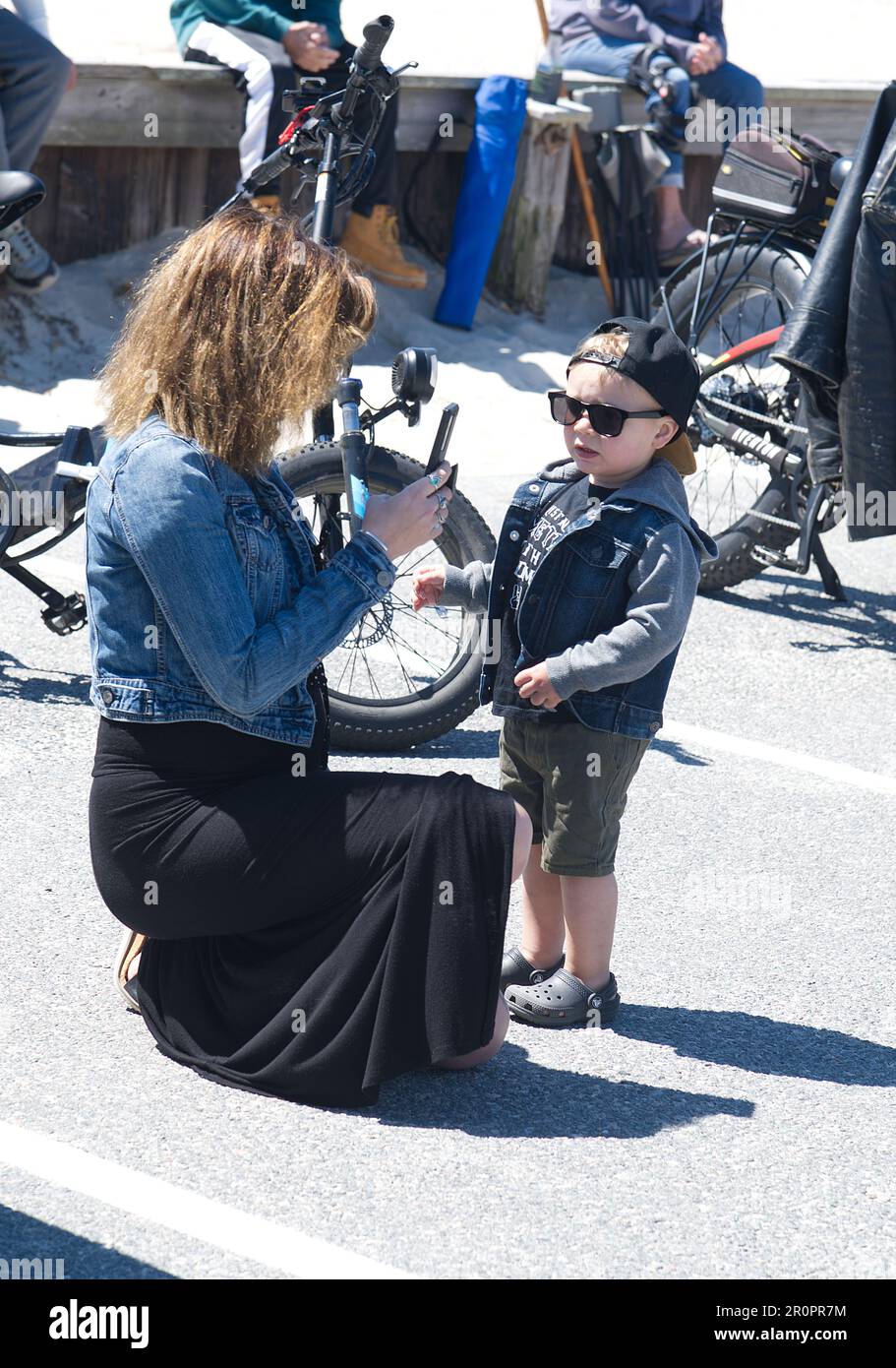 Benedizione delle biciclette. West Dennis, Massachusetts, su Cape Cod. Mamma e figlio all'evento Foto Stock