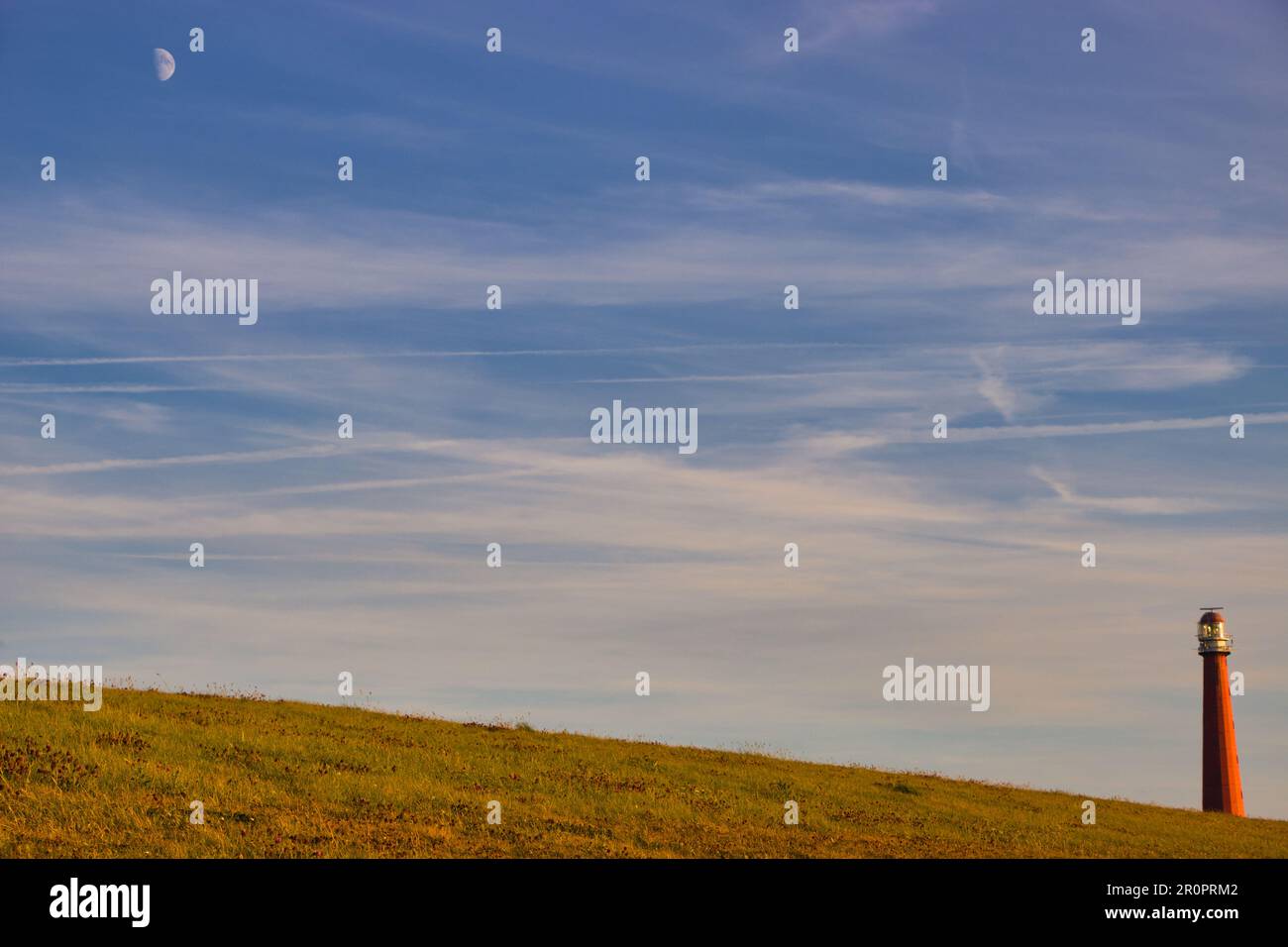 Sulla diga con vista sul faro di Den Helder (luna nel cielo) Foto Stock