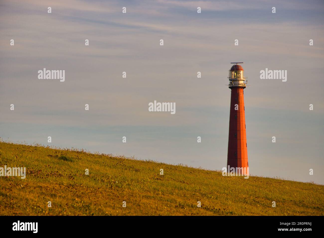 Sulla diga con vista sul faro di Den Helder (luna nel cielo) Foto Stock