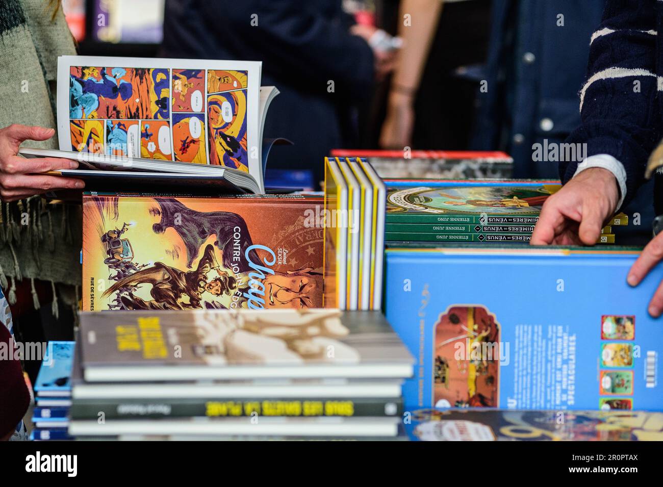 Foire du Livre de Bruxelles les gens se pressent autour des presentoirs 2023 Rayon Bandes dessinees | Bruxelles Books fair 2023 - Comics Books Foto Stock