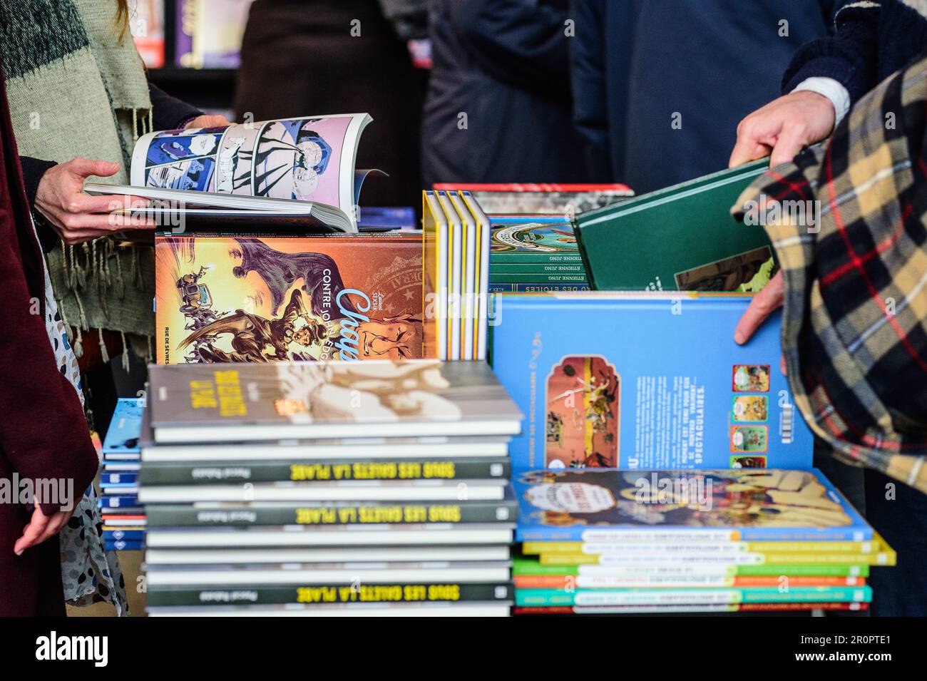 Foire du Livre de Bruxelles les gens se pressent autour des presentoirs 2023 Rayon Bandes dessinees | Bruxelles Books fair 2023 - Comics Books Foto Stock