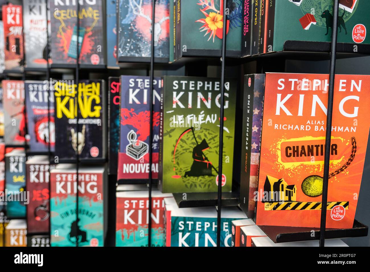 Foire du Livre de Bruxelles les gens se pressent autour des presentoirs 2023 Livres de Stephen King| Bruxelles Books fair 2023 - Stephen King's books Foto Stock