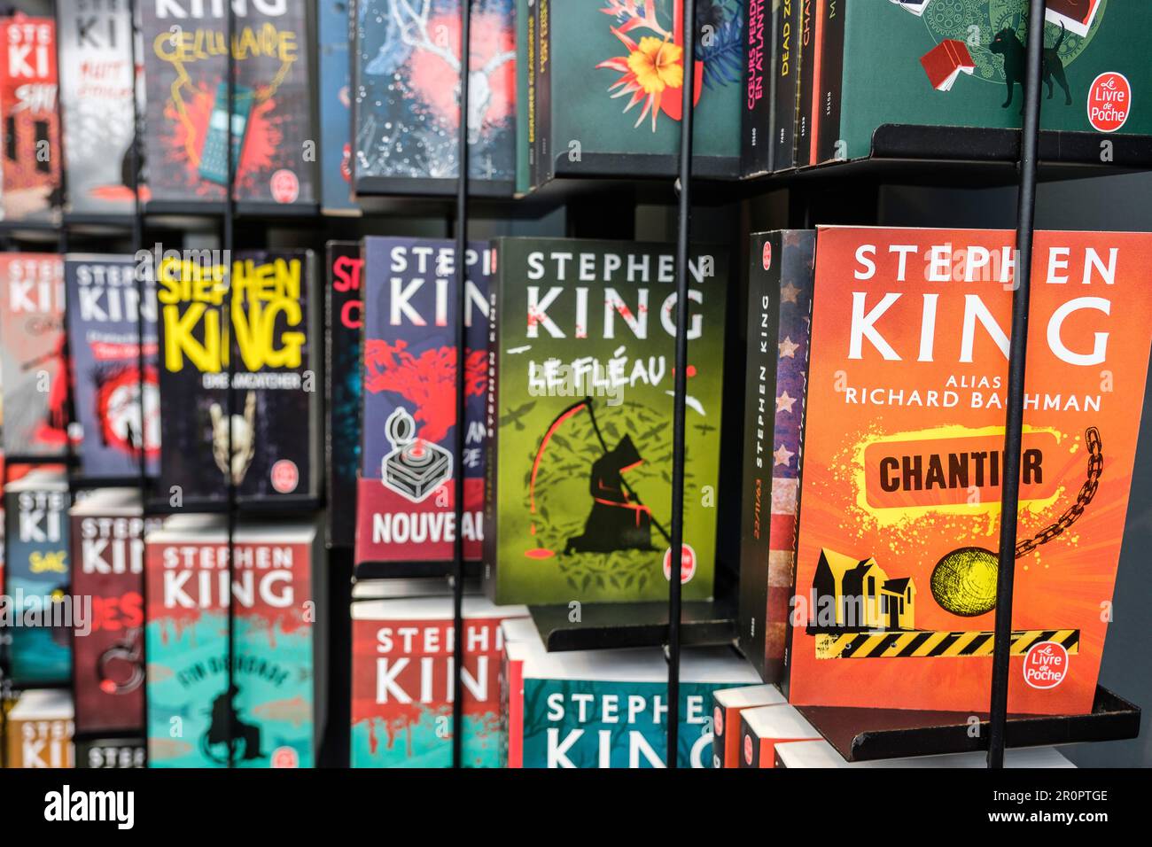 Foire du Livre de Bruxelles les gens se pressent autour des presentoirs 2023 Livres de Stephen King| Bruxelles Books fair 2023 - Stephen King's books Foto Stock