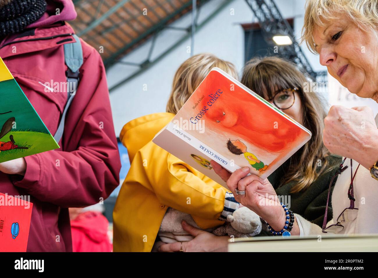 Foire du Livre de Bruxelles les gens se pressent autour des presentoirs 2023 Livre d'Illustration et histoire pour enfants | Brussels Books fair 2023 Foto Stock