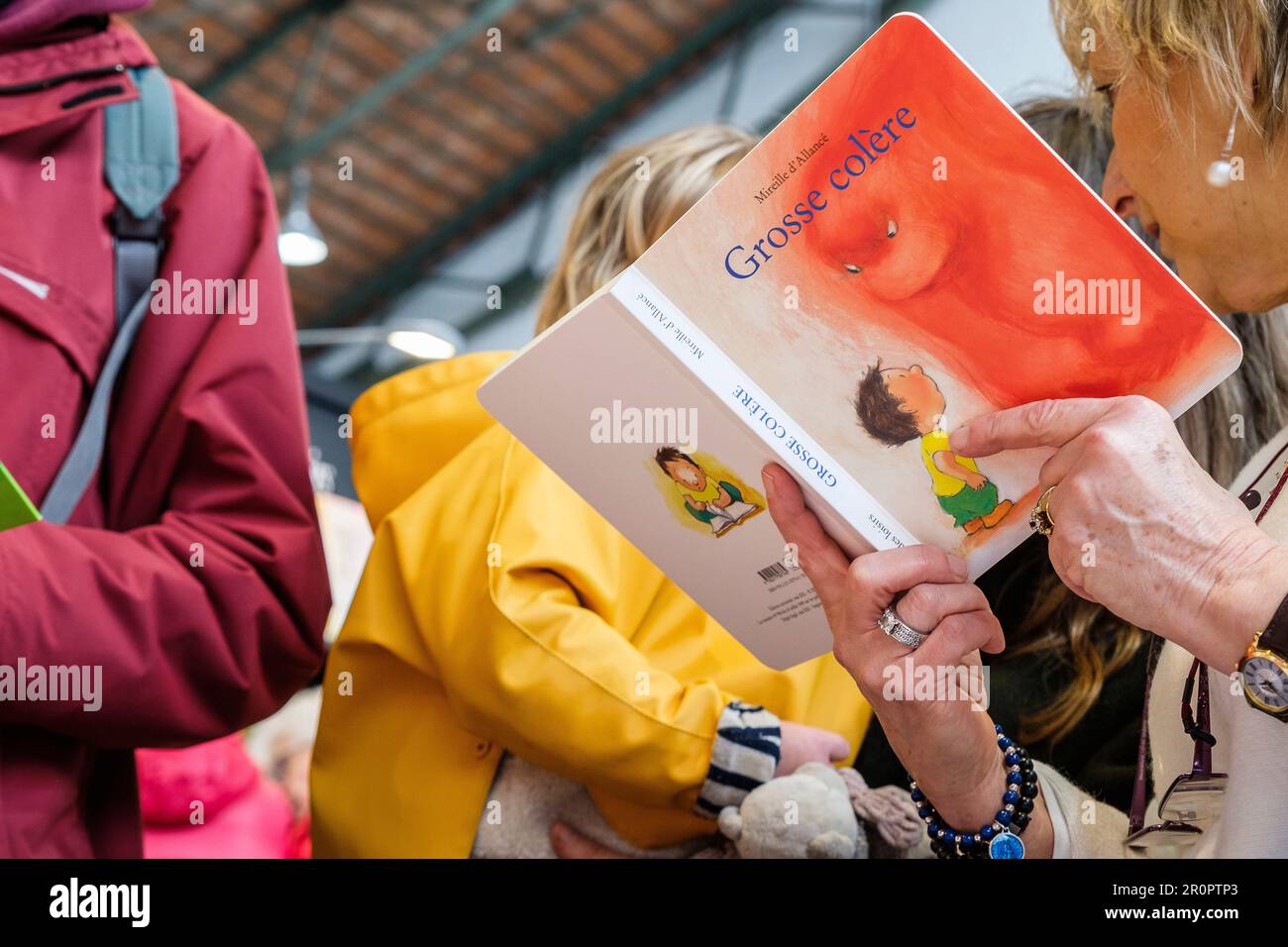 Foire du Livre de Bruxelles les gens se pressent autour des presentoirs 2023 Livre d'Illustration et histoire pour enfants | Brussels Books fair 2023 Foto Stock