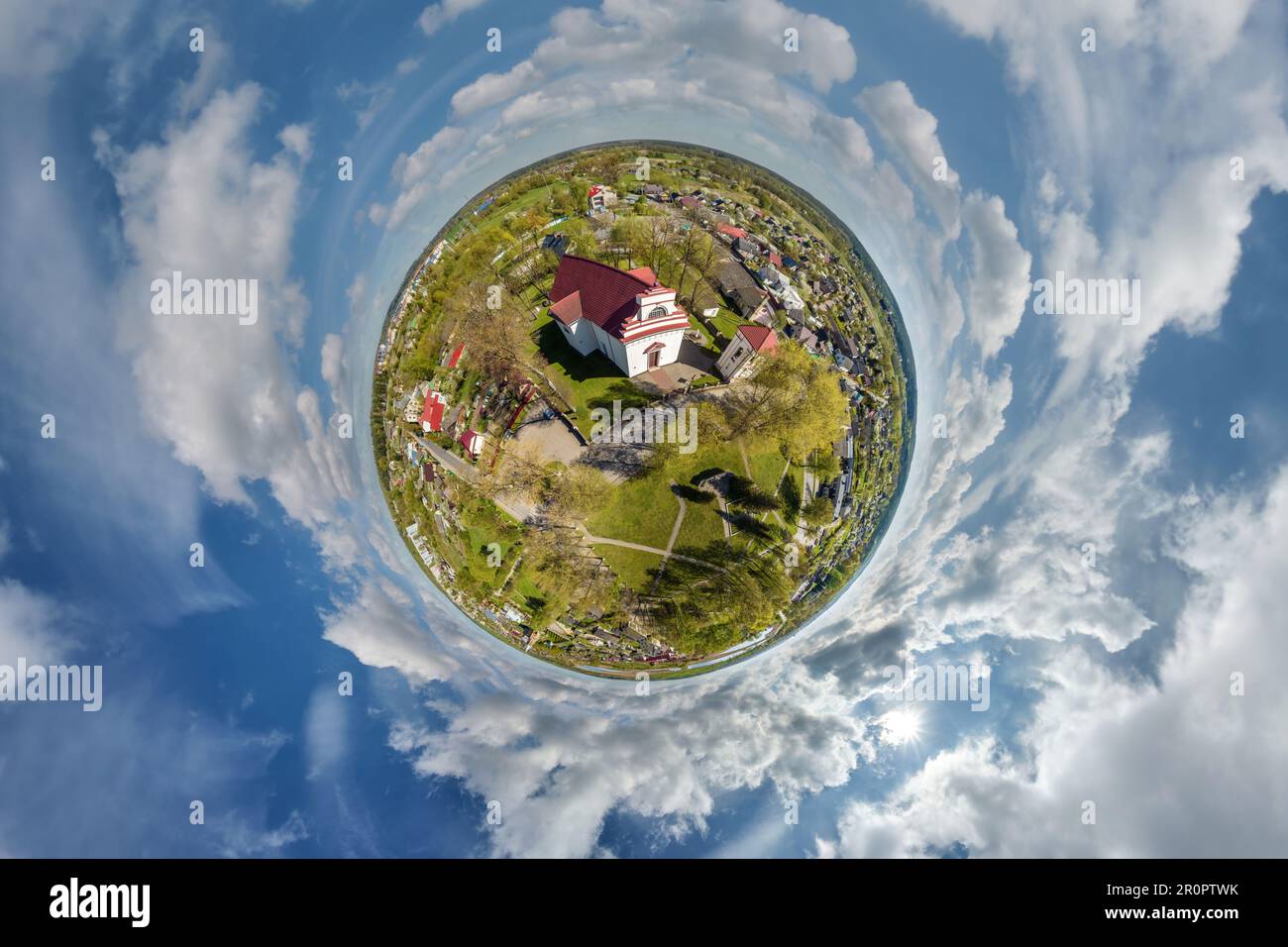 piccola trasformazione del pianeta di panorama sferico a 360 gradi che domina la chiesa al centro del globo nel cielo blu. Vista aerea astratta sferica con Foto Stock