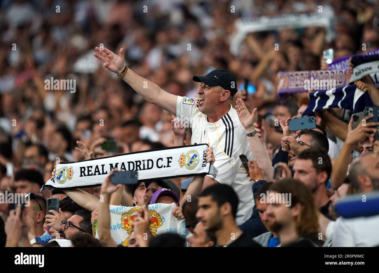 Tifosi del Real Madrid negli stand durante la UEFA Champions League, semifinale, prima tappa allo stadio Santiago Bernabeu di Madrid, Spagna. Data immagine: Martedì 9 maggio 2023. Foto Stock