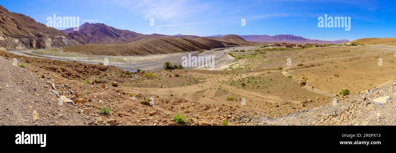 Paesaggio panoramico della valle del fiume Ziz, le montagne del Medio Atlante, Marocco Foto Stock