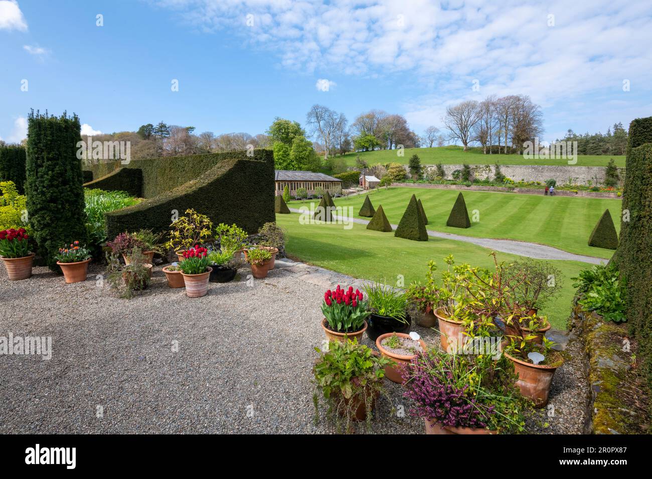 Plas Cadnant Hidden Gardens un bellissimo giardino a Menai Bridge, Anglesey, Galles del Nord. Aperto al pubblico regolarmente è pieno di interesse. Foto Stock