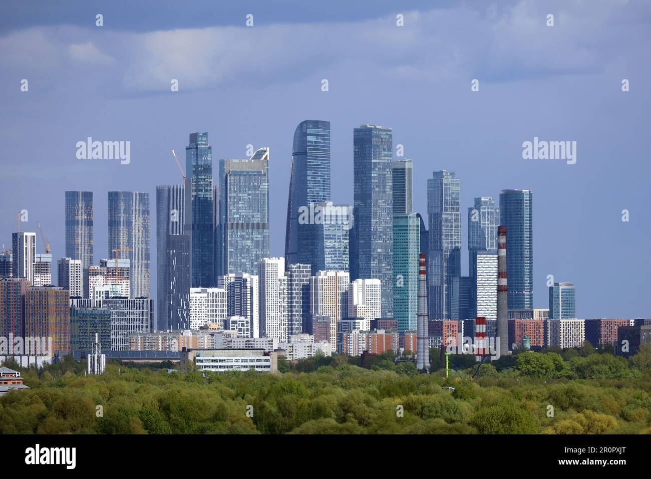 Vista sui grattacieli della città di Mosca in primavera. Paesaggio urbano futuristico, concetto di economia russa e immobiliare Foto Stock