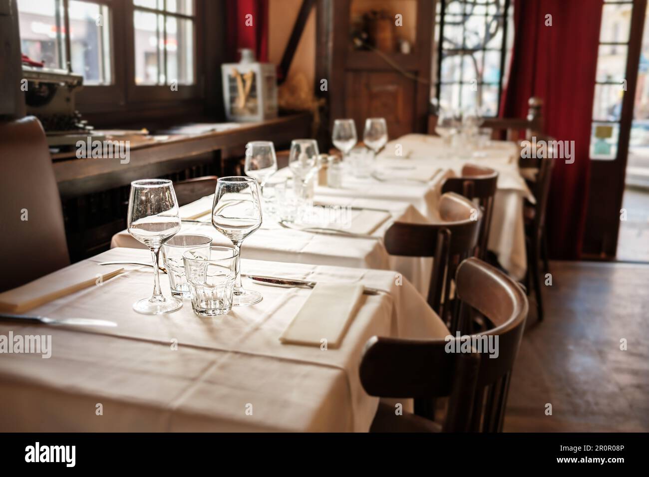 Elegante tavolo del ristorante interno con bicchieri e piatto Foto Stock