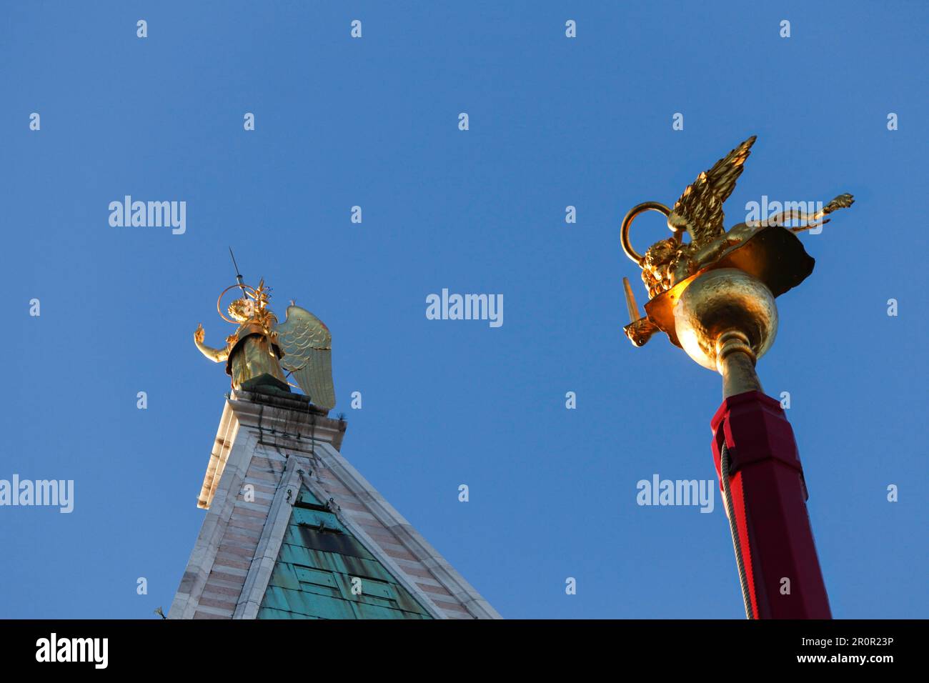 Campanile con l'Arcangelo dorato Gabriele e flagpole con i leoni di San Marco sulla Piiazza San Marco, Venezia, Italia Foto Stock