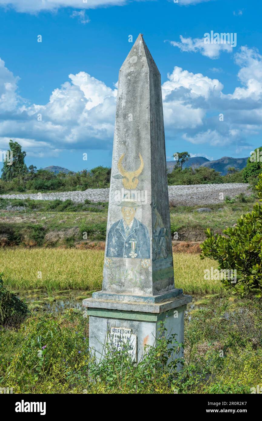 Stele funerarie sulla strada, Fort Dauphin, provincia di Toliara, Madagascar Foto Stock