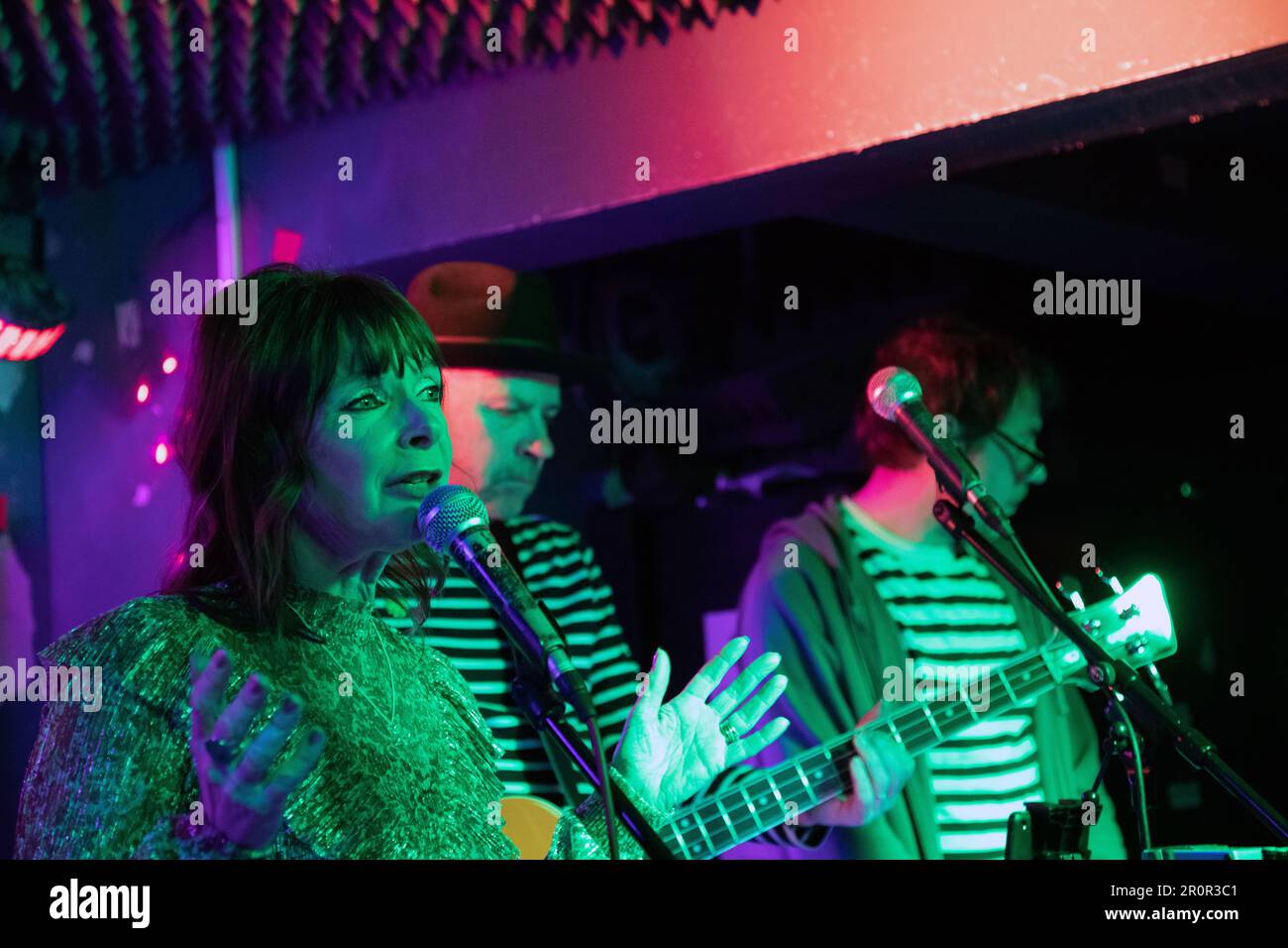 Indie band Silver Biplanes sul palco al pub Hope & Anchor, Islington, Londra, 03/03/2023. Foto Stock