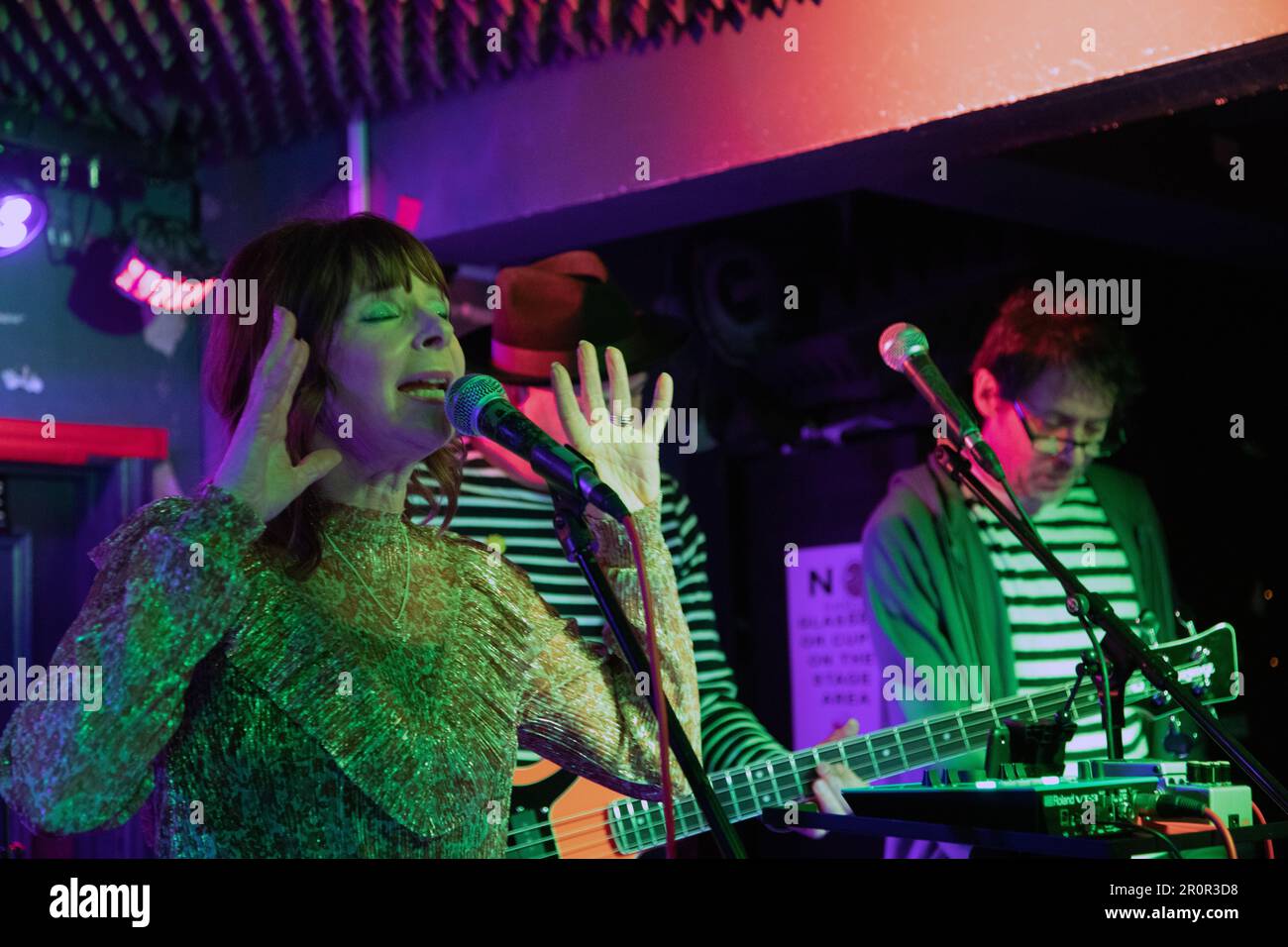 Indie band Silver Biplanes sul palco al pub Hope & Anchor, Islington, Londra, 03/03/2023. Foto Stock