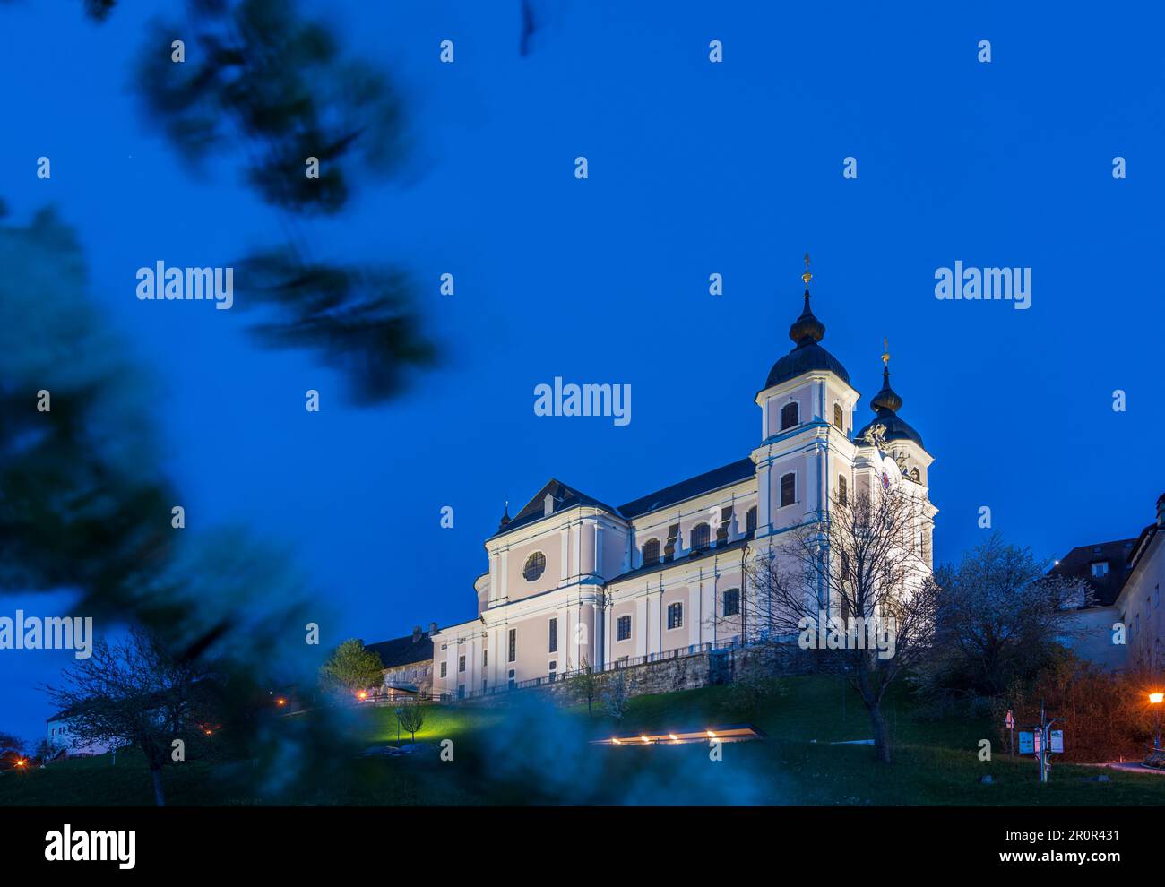 Sonntagberg: Basilica Sonntagberg, alberi di pere fioriti a Mostviertel, Niederösterreich, bassa Austria, Austria Foto Stock