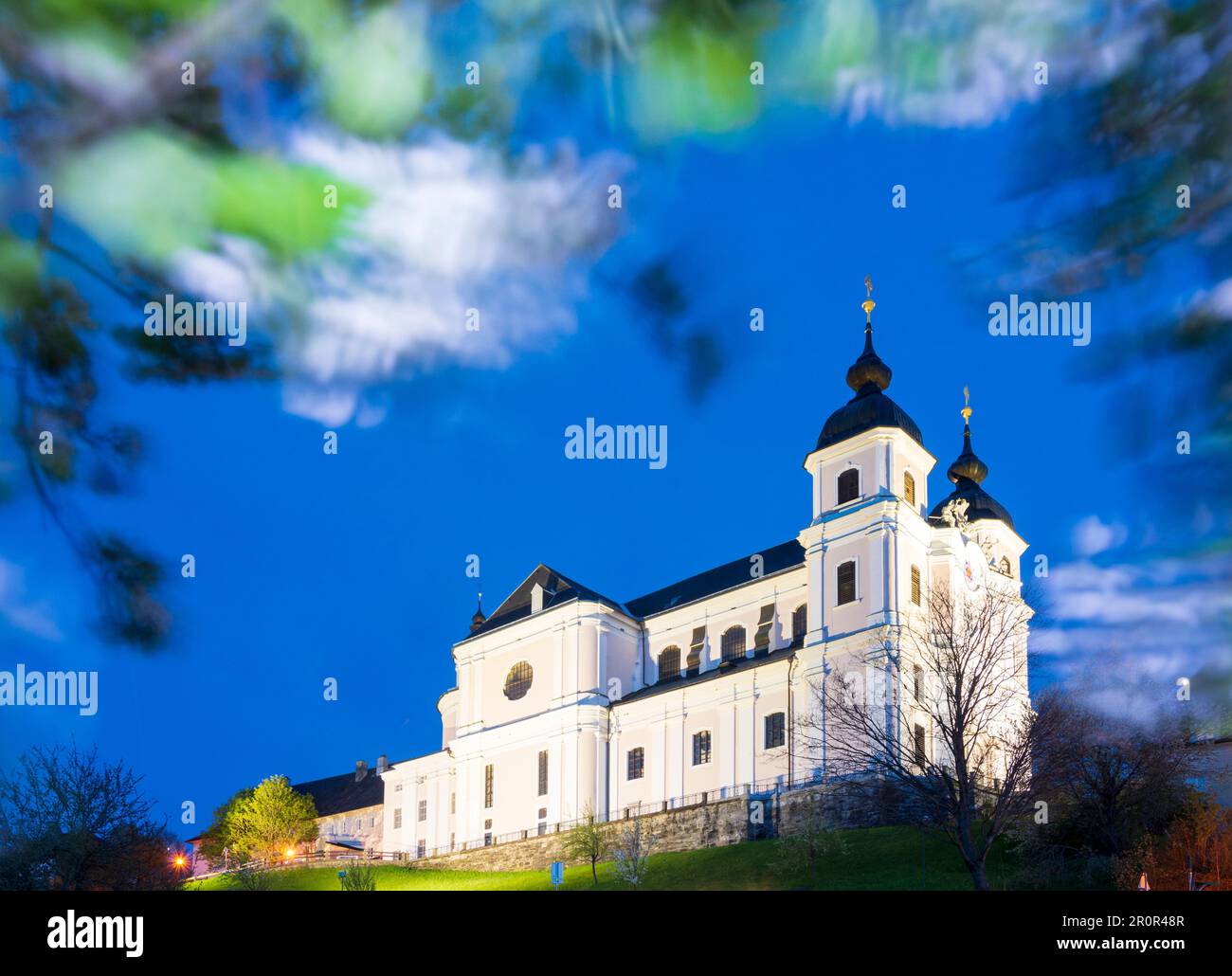 Sonntagberg: Basilica Sonntagberg, alberi di pere fioriti a Mostviertel, Niederösterreich, bassa Austria, Austria Foto Stock