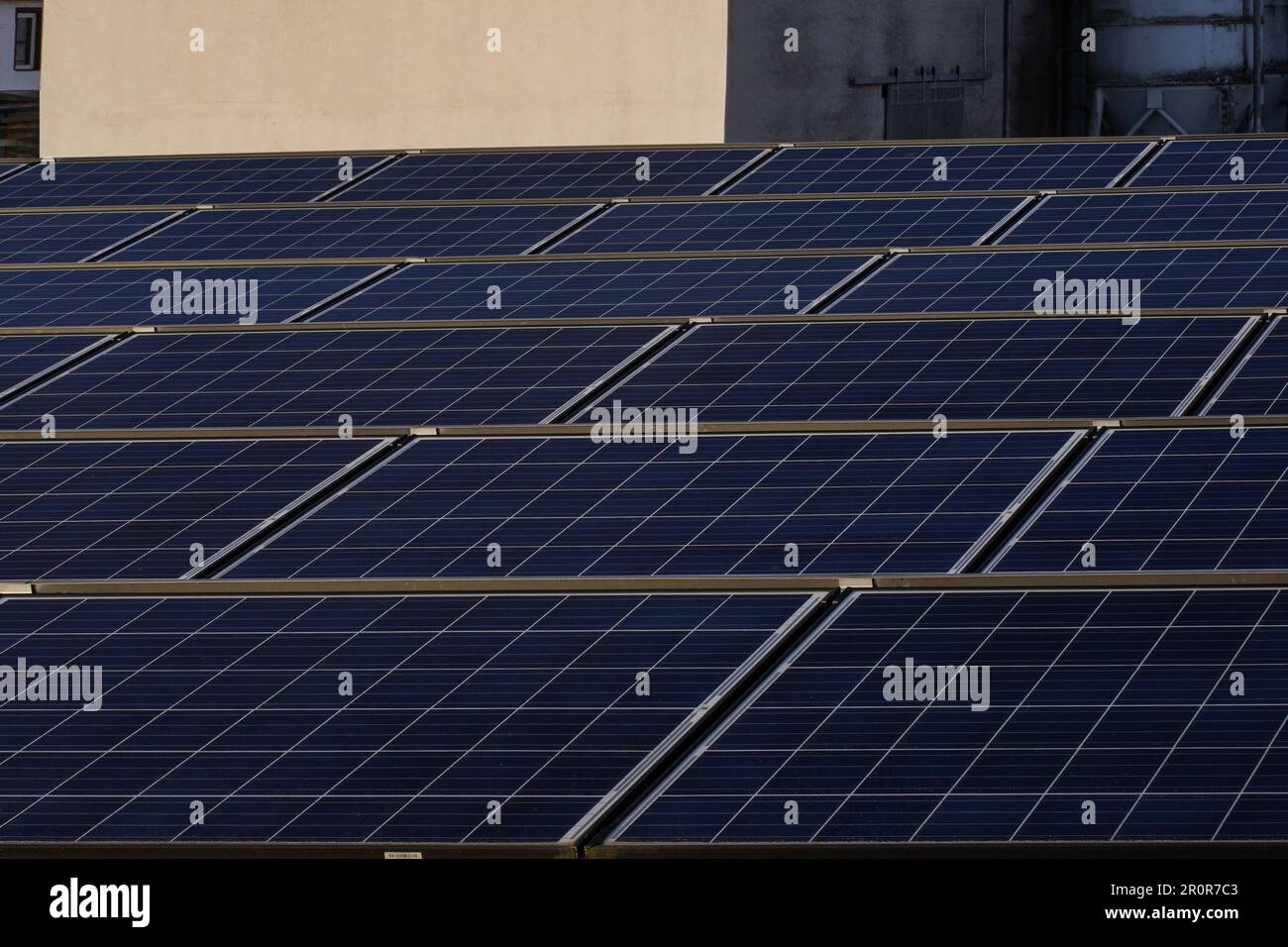 Pannelli solari, primo piano. Energia alternativa, energia verde. Concetto di ecologia. Conservare le risorse non rinnovabili della terra. Foto Stock