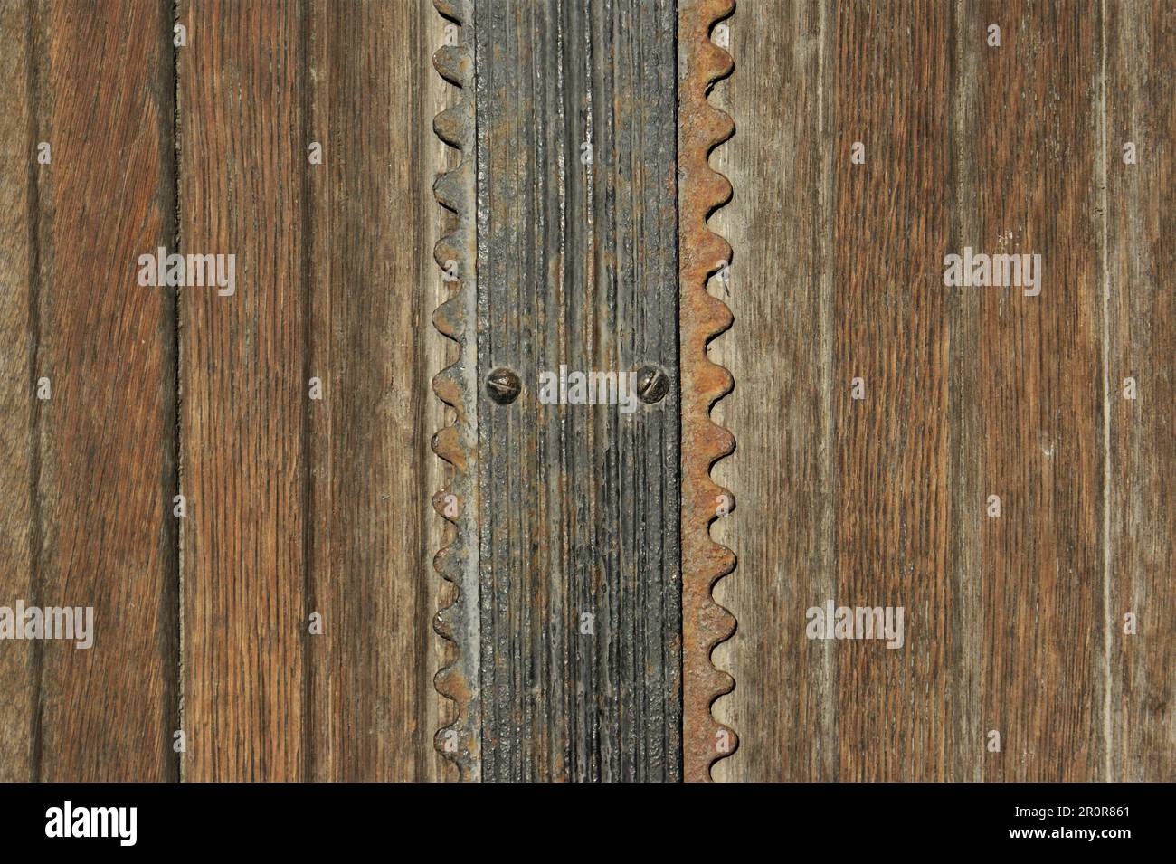 Frammento di una vecchia porta. Porte d'epoca con elementi metallici. Foto Stock