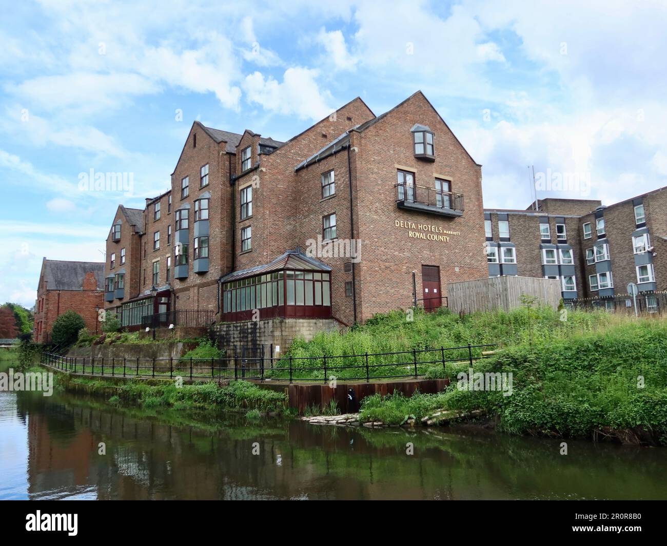 Durham, Regno Unito - 9 maggio 2023: Delta Hotels, Marriott, Royal County accanto al River Wear. Foto Stock